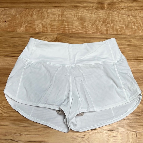 EUC 2022 Lululemon white high rise speed up shorts size